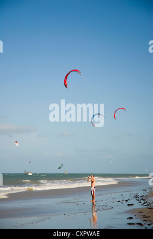 Cumbuco Strand, Ceará, Brasilien, Kite-Surfer Stockfoto