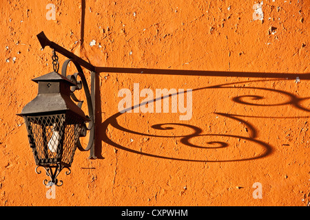 San Miguel de Allende Schmiedeeisen Lampe über den Aufenthalt in der Nähe von El Jardin-Hauptplatz Stockfoto