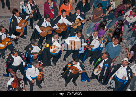 San Miguel de Allende Jecken Abend auf Cuna de Allende Straße von Kopfsteinpflaster in der Nähe von El Jardin-Hauptplatz Stockfoto