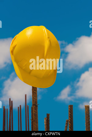 Arbeitshelm auf Stahlstäbe Stockfoto