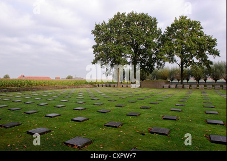 Der deutsche Krieg Friedhof von Langemark (auch Dinkel "Langemarck") ist in der Nähe des Dorfes Langemark. Stockfoto