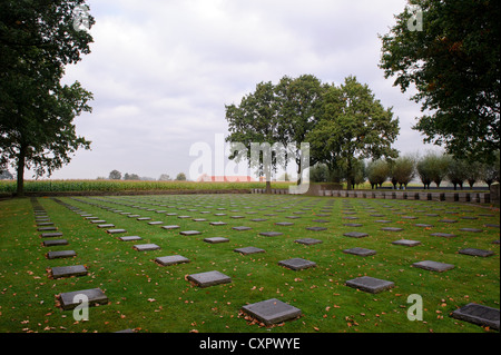 Der deutsche Krieg Friedhof von Langemark (auch Dinkel "Langemarck") ist in der Nähe des Dorfes Langemark. Stockfoto