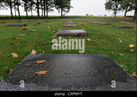 Der deutsche Krieg Friedhof von Langemark (auch Dinkel "Langemarck") ist in der Nähe des Dorfes Langemark. Stockfoto