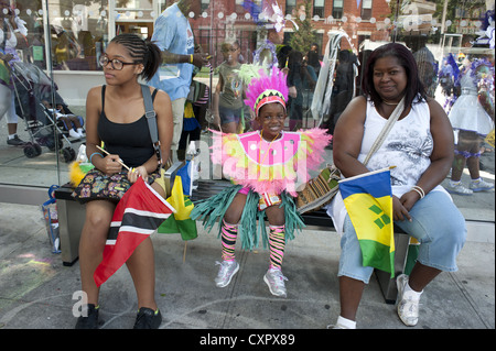 Vereinigte Staaten von Amerika: Brooklyn, NY. Kostümierte Mädchen erwartet den Beginn der Karibik Kiddies Karneval in Crown Heights, 2012. Stockfoto