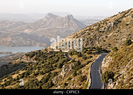 Am Abend Sonnenlicht auf Bergstraße in Sierra de Grazalema, Andalusien, Spanien Stockfoto