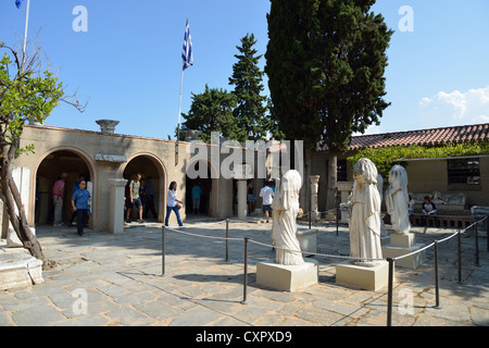 Innenhof des archäologischen Museums of Ancient Corinth, antike Korinth, Corinth Gemeinde Region Peloponnes, Griechenland Stockfoto