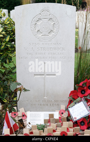 Die jüngste Soldaten begraben am Essex Farm Friedhof, Valentine Joe Strudwick, Rifle Brigade, im Alter von 15 Stockfoto