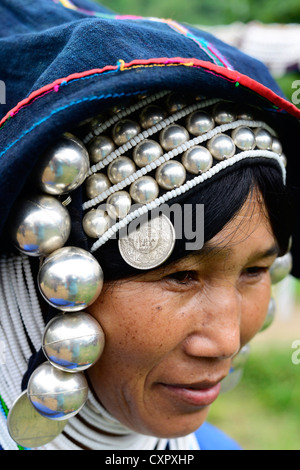 Porträt einer Akha Frau genommen im östlichen Myanmar. Stockfoto