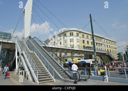 Aufzüge, Fußgängerbrücke im Zentrum von Piräus, Athen, Attika-Region Stockfoto