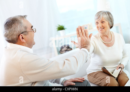 Porträt von einem senior Brautpaar ihre Handflächen in Kontakt zu bleiben Stockfoto