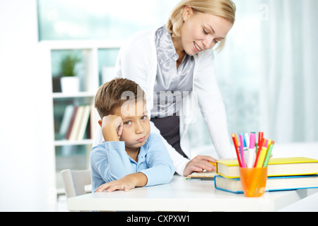 Porträt der müde Blick in die Kamera beim Tutor erklären, etwas in der Nähe von jungen Stockfoto