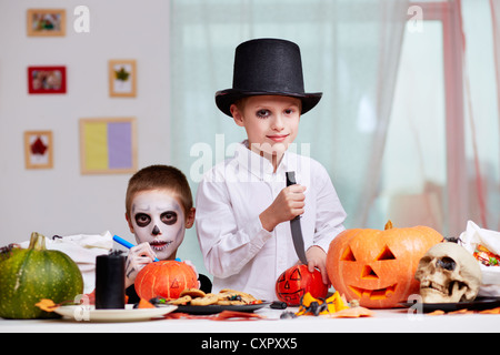 Foto von zwei unheimlichen jungen an Halloween Tisch Stockfoto