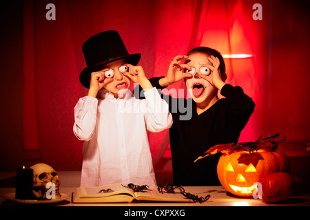 Foto von zwei unheimlichen jungen beängstigend Leute an Halloween Stockfoto