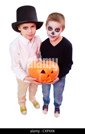 Foto von zwei unheimlichen jungen mit Halloween Pupkin Blick in die Kamera Stockfoto