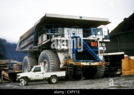 Caterpillar 797B-Muldenkipper im Einsatz bei PT Freeport Indonesiens hochgelegenen Grasberg-Mine, West Papua, Indonesien (2000) Stockfoto