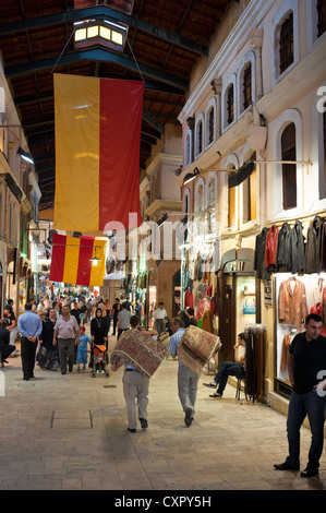 Teppich-Verkäufer tragen ihre waren auf dem Basar, Istanbul Stockfoto