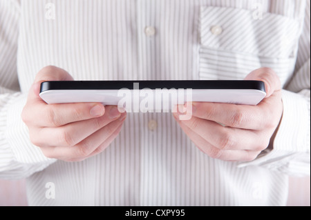 Junger Mann mit digitalen TabletPC in zwei Händen Stockfoto