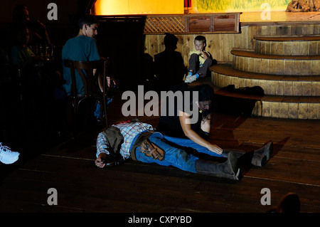 Cowboy Schütze mit Pistole Aktion alten amerikanischen Westens schießen auf historischen authentische Nachbildung Schießerei Reenactment den Salon-Club. Stockfoto