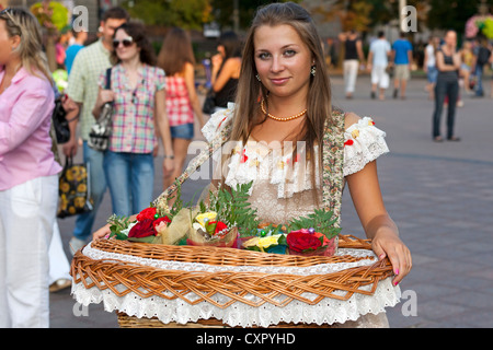 Blumenverkäuferin in Tracht, L'viv, Ukraine Stockfoto