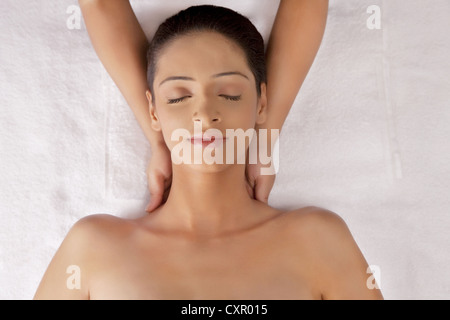 Junge Frau mit Nackenmassage Stockfoto