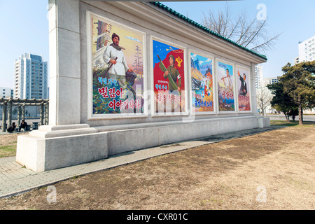 Demokratischen Völker Volksrepublik Korea (DVRK), Nordkorea, Pjöngjang, bunten Wandmalereien außerhalb des Nationaltheaters Stockfoto
