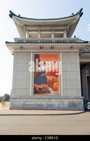 Demokratischen Völker Volksrepublik Korea (DVRK), Nordkorea, Pjöngjang, bunten Wandmalereien außerhalb des Nationaltheaters Stockfoto