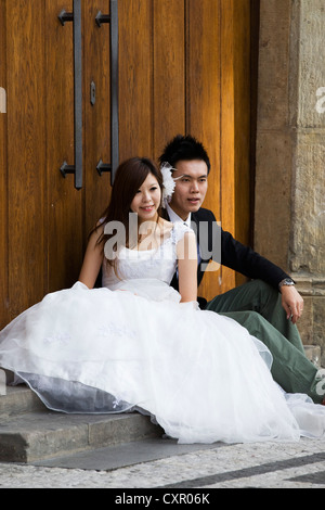 Ein chinesisches Ehepaar just married in Prag auf die astronomische Uhr Stockfoto