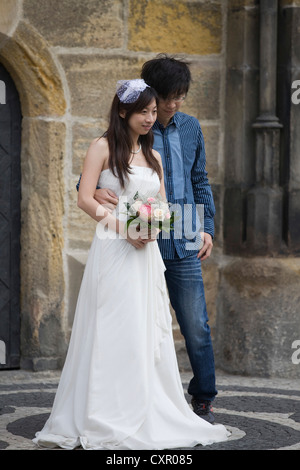 Ein chinesisches Ehepaar just married in Prag auf die astronomische Uhr Stockfoto