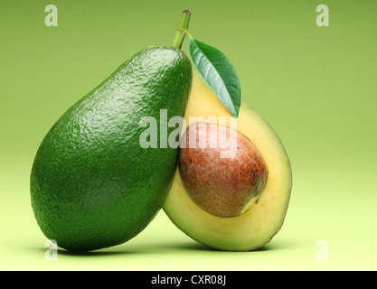 Avocado auf einem grünen Hintergrund isoliert. Stockfoto
