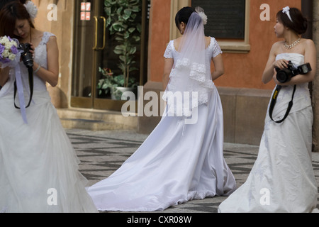 Eine chinesische Bräute married just in Prag auf die astronomische Uhr Stockfoto