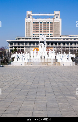 Demokratischen Völker Volksrepublik Korea (DVRK), Nordkorea, Pjöngjang, Mansudae Arts Theatre und Brunnen Stockfoto