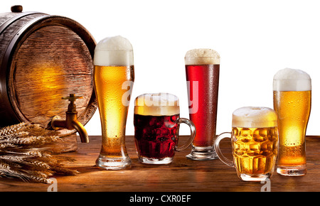 Bierfass mit Biergläsern auf einem Holztisch. Isoliert auf weißem Hintergrund. Diese Datei enthält Clipping-Pfad. Stockfoto