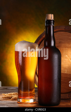 Stillleben mit einem Fass Bier und Bier vom Fass im Glas. Stockfoto