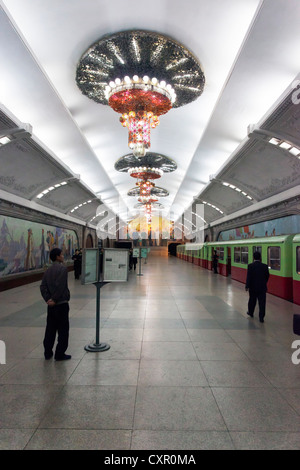 Demokratische Volksrepublik Korea (DVRK), Nordkorea, Pyongyang, Punhung station, eines der vielen 100 Meter Tiefe u-Bahn Stockfoto