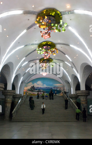 Demokratische Volksrepublik Korea (DVRK), Nordkorea, Pyongyang, Punhung station, eines der vielen 100 Meter Tiefe u-Bahn Stockfoto