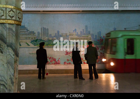 Demokratischen Völker Volksrepublik Korea (DVRK), Nordkorea, Pjöngjang, eines der vielen 100 Meter tiefen u-Bahnstationen Stockfoto