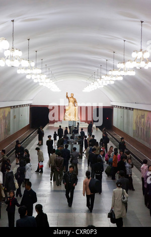 Demokratischen Völker Volksrepublik Korea (DVRK), Nordkorea, Pjöngjang, eines der vielen 100 Meter tiefen u-Bahnstationen Stockfoto