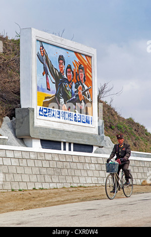 Demokratischen Völker Volksrepublik Korea (DVRK), Nordkorea, Propagandaplakat auf dem Lande zwischen Wonsan und Hamhung Stockfoto
