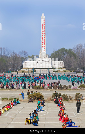 Demokratischen Völker Volksrepublik Korea (DVRK), Nordkorea, Hamhung, Kinder üben Masse Spiele außerhalb des Grand Theatre Stockfoto