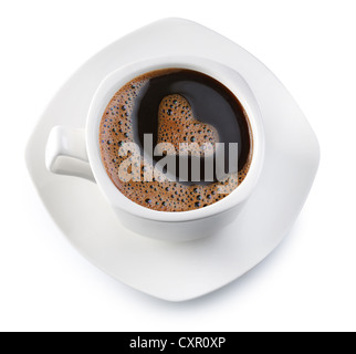 Kaffee-Tasse und Untertasse auf weißem Hintergrund. Schaumstoff in Form von Herzen. Datei enthält den Pfad zum Schneiden. Stockfoto