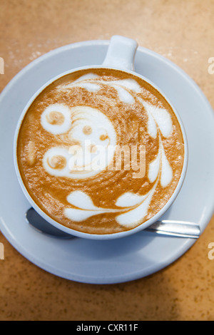 Teddybär und Herzformen in Kaffee-Schaum Stockfoto