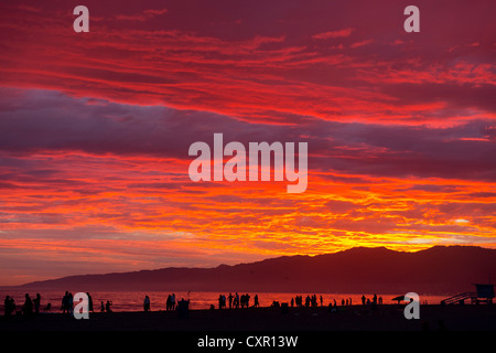 Menschen am Strand bei Sonnenuntergang, Santa Monica, Kalifornien, usa Stockfoto