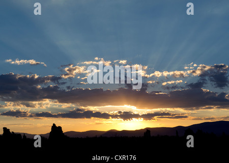 Sonne und Wolken, mono Lake, Kalifornien, usa Stockfoto