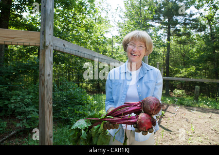 Rote Beete Frau holding Stockfoto