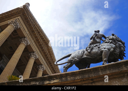 Blick auf den Eingang Skulptur und die Hauptfassade des Teatro Massimo von Palermo in Sizilien Stockfoto