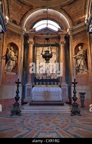 St. Bartholomäus und Matthäus. Italienische barocke Statuen in der Basilika von Mafra Nationalpalast, Portugal. Stockfoto