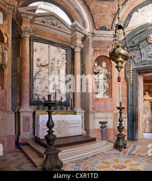Kapelle mit Saint Paul-Statue im Seitenschiff der Basilika. Mafra Palast und Kloster in Portugal. Barock-Architektur. Stockfoto