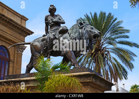 Metallische Löwe Sculptureat Eingang des Teatro Massimo in Palermo, Sizilien Stockfoto