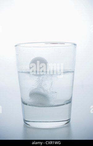 Pille in Glas Wasser Stockfoto