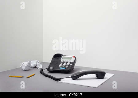 Festnetz Büro-Telefon aus dem Schneider mit Bleistift und Papier Stockfoto